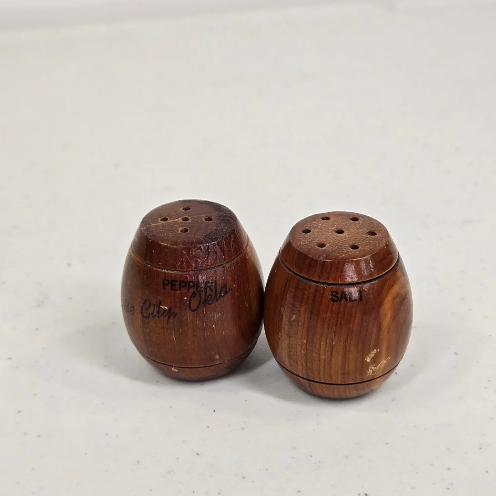 VTG Wooden‎ Salt and pepper Shakers Barrel Shaped Souvenirs Poise Oklahoma Trink